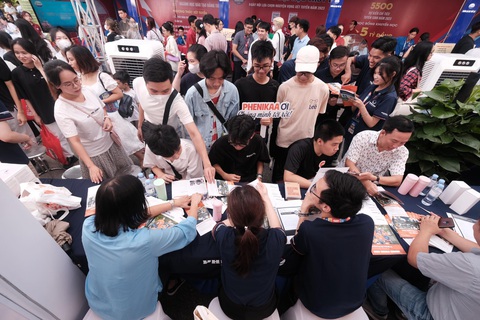 Thí sinh hỏi nhiều về thời gian học thực hành các môn liên quan đến kỹ thuật, công nghệ tại gian tư vấn trường ĐH Phenikaa - Ảnh MAI THƯƠNG Nhiều thí sinh hỏi về thời gian học thực hành các môn liên quan đến kỹ thuật, công nghệ tại gian tư vấn trường ĐH Phenikaa - Ảnh: MAI THƯƠNG