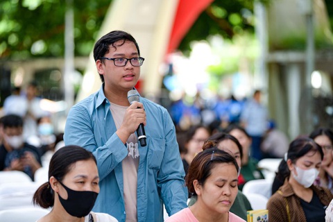 Thí sinh đặt câu hỏi với ban tư vấn tại ngày hội - Ảnh: NAM TRẦN Thí sinh đặt câu hỏi với ban tư vấn tại ngày hội - Ảnh: NAM TRẦN