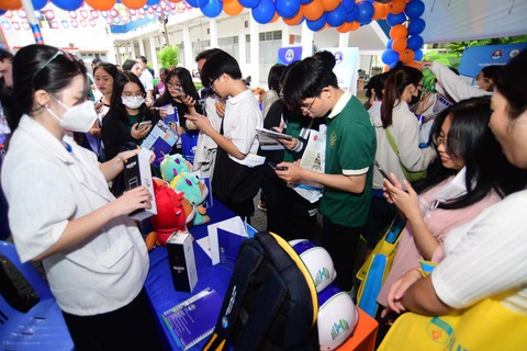 Thí sinh tìm hiểu thông tin Trường ĐH Văn hiến và quét mã nhận quà - Ảnh QUANG ĐỊNH Thí sinh tìm hiểu thông tin Trường ĐH Văn Hiến và quét mã nhận quà - Ảnh: QUANG ĐỊNH