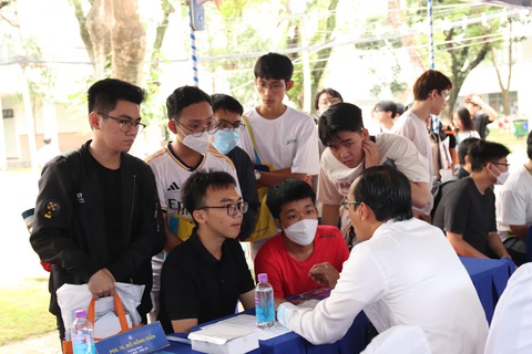 Thí sinh và phụ huynh tại gian đại học Bách Khoa TP.HCM - Ảnh NHƯ QUỲNH Thí sinh và phụ huynh tại gian tư vấn Trường đại học Bách khoa TP.HCM - Ảnh: NHƯ QUỲNH