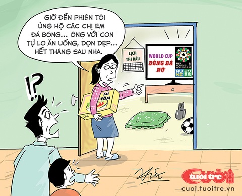 Hai cha con tự lo nhe, tui coi World Cup đây - Ảnh 1. Hai cha con tự lo nhe, tui coi World Cup đây - Tranh: Trần Đức Văn