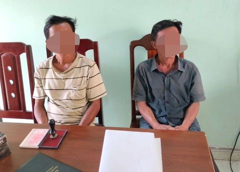 Triệu tập 2 người uy hiếp, đòi đánh nhóm phóng viên ở bãi vàng trái phép - Ảnh 2. Hai người đàn ông bị công an triệu tập làm việc liên quan đến vụ việc cản trở, uy hiếp, đòi đánh nhóm phóng viên tác nghiệp tại bãi vàng trái phép - Ảnh: Công an cung cấp
