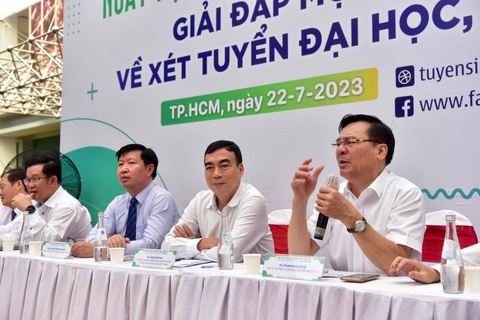 TS Phạm Như Nghệ - Ảnh TTD TS Phạm Như Nghệ (bìa phải) tư vấn cho thí sinh và phụ huynh - Ảnh: T.T.D.