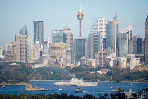 Hải quân Mỹ lần đầu biên chế chiến hạm tại nước ngoài - Ảnh 2. USS Canberra đến Sydney hôm 18-7 - Ảnh: REUTERS
