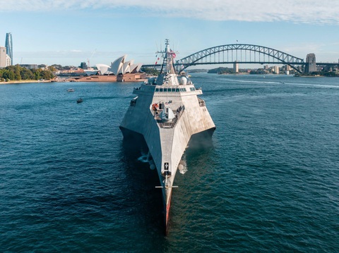 Hải quân Mỹ lần đầu biên chế chiến hạm tại nước ngoài - Ảnh 1. USS Canberra, chiến hạm mới nhất của Hải quân Mỹ, tại thành phố Sydney của Úc - Ảnh: Bộ Quốc phòng Úc
