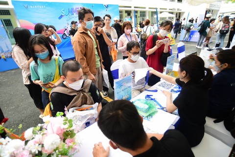 Học sinh trải nghiệm lái xe điện Vinfast miễn phí - Ảnh 2. Rất đông học sinh đăng ký tư vấn về các dòng xe máy điện VinFast - Ảnh: QUANG ĐỊNH