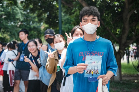 Học sinh trải nghiệm lái xe điện Vinfast miễn phí - Ảnh 5. Học sinh đứng xếp hàng lái xe máy điện VinFast miễn phí - Ảnh: DƯƠNG LIỄU