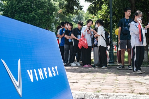 Học sinh trải nghiệm lái xe điện Vinfast miễn phí - Ảnh 6. Mặc dù trời nắng nóng nhưng các bạn không cản lại được sức hút của trải nghiệm thú vị này - Ảnh: MAI THƯƠNG