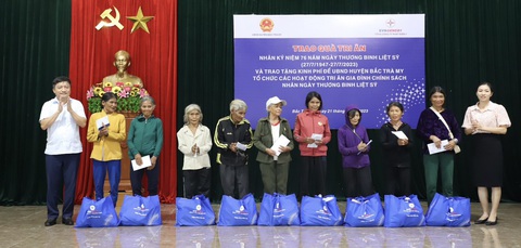 Tổng công ty Phát điện 1 tặng quà gia đình chính sách, người có công - Ảnh 1. Đại diện lãnh đạo EVNGENCO 1 trao quà tri ân cho người dân quanh vùng dự án - Ảnh: THIÊN THANH