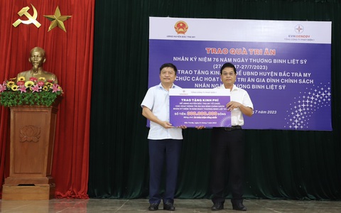 Tổng công ty Phát điện 1 tặng quà gia đình chính sách, người có công - Ảnh 2. Đại diện lãnh đạo EVNGENCO 1 trao quà tri ân cho người dân quanh vùng dự án - Ảnh: THIÊN THANH