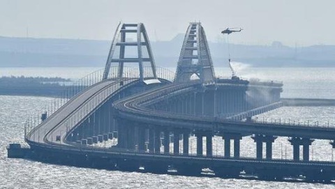 Khách du lịch đổ xô đến Crimea mặc dù đang có xung đột - Ảnh 2. Cầu Crimea, tuyến đường cung cấp quan trọng của Nga tới Ukraine - Ảnh: AP