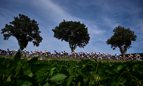 Các tay đua trong chặng 18 của giải đua xe đạp Tour de France lần thứ 110, dài 184km giữa Moutiers và Bourg-en-Bresse, trên dãy núi Alps của Pháp, ngày 20-7 - Ảnh: AFP Các tay đua trong chặng 18 của giải đua xe đạp Tour de France lần thứ 110, dài 184km giữa Moutiers và Bourg-en-Bresse, trên dãy núi Alps của Pháp, ngày 20-7 - Ảnh: AFP