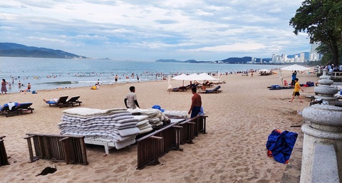 Bãi biển Nha Trang ưu tiên cho cộng đồng, chỉ được đặt dù, ghế theo giờ qui định - Ảnh 1. Theo quy định của UBND TP Nha Trang, sau 16h hằng ngày các doanh nghiệp phải dọn dẹp dù, ghế nằm phục vụ kinh doanh để trả lại bãi biển Nha Trang phục vụ cộng đồng - Ảnh: PHAN SÔNG NGÂN