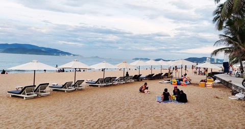 Bãi biển Nha Trang ưu tiên cho cộng đồng, chỉ được đặt dù, ghế theo giờ qui định - Ảnh 3. Một số doanh nghiệp muốn kéo dài thời gian đặt dù, ghế nằm kinh doanh trên bãi biển Nha Trang vào khung giờ dành bãi biển cho cả cộng đồng vào cuối ngày (ảnh chụp lúc hơn 17h30 ngày 17-7-2023) - Ảnh: PHAN SÔNG NGÂN