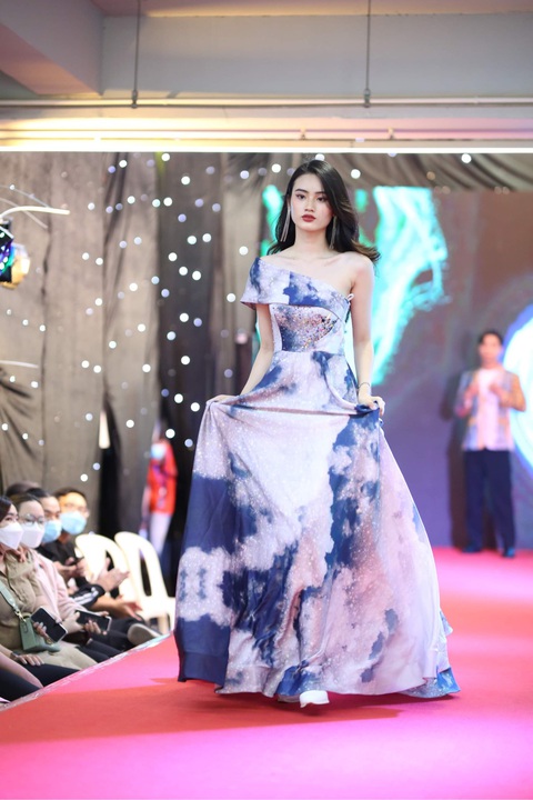 Ý Nhi trình diễn trong một sự kiện thời trang Ý Nhi trình diễn trong một sự kiện thời trang