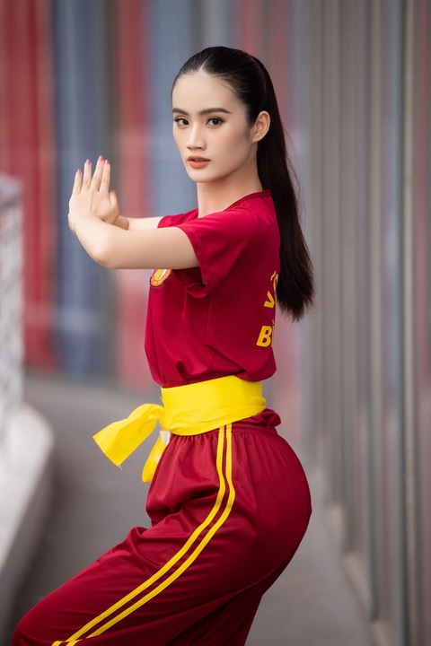 Huỳnh Trần Ý Nhi thích luyện tập thể thao, trong đó có võ cổ truyền Ý Nhi thích luyện tập thể thao, trong đó có võ cổ truyền