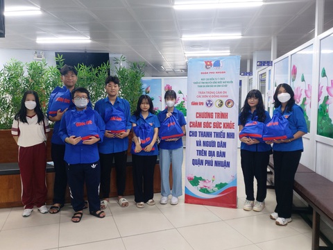 TP.HCM: Thêm 400 người nghèo, ảnh hưởng dịch COVID-19 được chăm sóc sức khỏe - Ảnh 3. Thanh thiếu nhi quận Phú Nhuận được nhận phần quà miễn phí trong chương trình chăm sóc sức khỏe tại Viện Y dược học dân tộc TP.HCM - Ảnh: B.N.