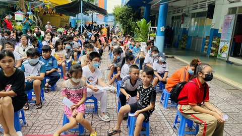 TP.HCM: Thêm 400 người nghèo, ảnh hưởng dịch COVID-19 được chăm sóc sức khỏe - Ảnh 1. Những trẻ em có hoàn cảnh khó khăn, mồ côi, bị ảnh hưởng dịch COVID-19 trên địa bàn quận 4 (TP.HCM) được khám sức khỏe miễn phí, nhận phần quà tại chương trình - Ảnh: B.N.