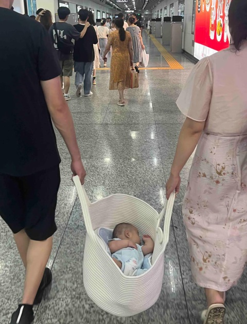 Ảnh vui 23-7: Chia đôi 'gánh nặng' - Ảnh 1. Thuận vợ thuận chồng tát Biển Đông cũng cạn, thế nên "gánh nặng" này có là nhiêu?!
