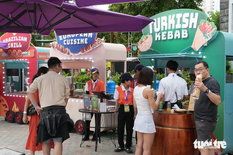 8Wonder: Cú hích kinh tế cho du lịch Việt Nam - Ảnh 5. 8 xe food truck tại Quảng trường Thần Thoại cũng giúp người hâm mộ "lấp đầy bụng" trước giờ và trong giờ biểu diễn, tận hưởng trải nghiệm ẩm thực đường phố, các món nhậu và đồ ăn nhanh đến từ đa quốc gia: Bắc Mỹ, châu Âu, châu Á. - Ảnh: NGUYỄN HOÀNG