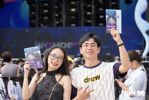 8Wonder: Cú hích kinh tế cho du lịch Việt Nam - Ảnh 8. Hai bạn Trang và Thành ở Hà Nội vào Nha Trang để xem show - Ảnh: HỮU HẠNH