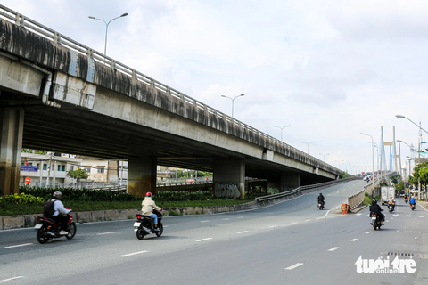 Rà soát BOT cầu Phú Mỹ, thu hồi vốn chi sai cho dự án làm đường nối - Ảnh 3. Kiểm toán Nhà nước chỉ ra nhiều sai sót khi triển khai dự án đường nối cầu Phú Mỹ. Chẳng hạn, công tác lập, thẩm định phê duyệt thiết kế, dự toán còn một số tồn tại. Việc quản lý chất lượng công trình, dự án thi công không đúng thiết kế để xảy ra sự cố và hư hỏng một số hạng mục khi kiểm tra nghiệm thu đưa vào sử dụng. Dự án có tiến độ tổng thể kéo dài tới 55 tháng. TP và các đơn vị liên quan chưa xác nhận rõ trách nhiệm của nhà đầu tư đối với những thiệt hại do chậm tiến độ.
