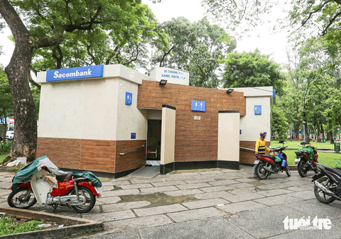 Giải quyết nỗi buồn nơi công cộng ở TP.HCM: Đã đỡ 'chật vật' hơn trước - Ảnh 1. Nhà vệ sinh công cộng tại công viên Lê Văn Tám (quận 1) - Ảnh: CHÂU TUẤN