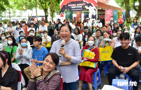 Phụ huynh Trần Thị Quân (Hóc Môn, TP.HCM) đặt câu hỏi về lựa chọn nguyên vọng vào đại học tại ngày hội TP.HCM - Ảnh: T.T.D. Phụ huynh Trần Thị Quân (Hóc Môn, TP.HCM) đặt câu hỏi về lựa chọn nguyên vọng vào đại học tại ngày hội TP.HCM - Ảnh: T.T.D.