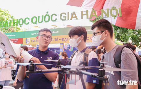 Đôi bạn thân Nguyễn Hữu Hoàng Anh và Vũ Hồng Kỳ (quê Mỹ Đức, Hà Nội) chăm chú nghe ứng dụng các thiết bị bay không người lái (drone) tại gian của Trường Quốc tế, Đại học Quốc gia Hà Nội - Ảnh: HÀ QUÂN Đôi bạn thân Nguyễn Hữu Hoàng Anh và Vũ Hồng Kỳ (quê Mỹ Đức, Hà Nội) chăm chú nghe ứng dụng các thiết bị bay không người lái (drone) tại gian của Trường Quốc tế, Đại học Quốc gia Hà Nội - Ảnh: HÀ QUÂN