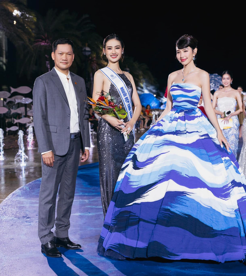 Huỳnh Trần Ý Nhi đoạt giải người đẹp thời trang Ý Nhi (giữa) đoạt giải Người đẹp thời trang