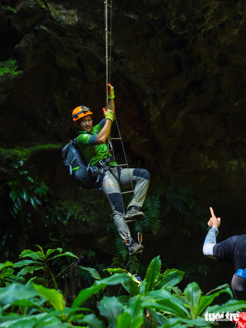 Hang động dung nham C7 dạng ống dài hơn 1km di chuyển bằng thang dây rất độc đáo Hang động dung nham C7 dạng ống dài hơn 1km di chuyển bằng thang dây rất độc đáo