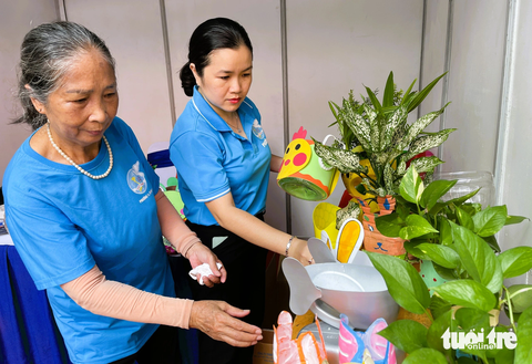 Quận 10 mở 14 điểm tiếp nhận túi ni lông, rác nhựa - Ảnh 4. Quầy hàng tái chế chai nhựa của Hội Liên hiệp phụ nữ quận 10