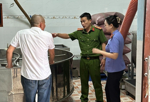 Phát hiện số lượng lớn cà phê bột giả ở Đắk Lắk - Ảnh 1. Công an tỉnh Đắk Lắk phát hiện số lượng lớn cà phê giả - Ảnh: TÂM AN