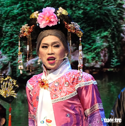 Nghệ sĩ Hoài Linh vai Dung Mama trong vở Hoàn Châu công chúa - Ảnh: LINH ĐOAN Nghệ sĩ Hoài Linh vai Dung Mama trong vở Hoàn Châu công chúa - Ảnh: LINH ĐOAN