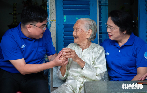 Chiến sĩ tình nguyện TP.HCM tham gia hoạt động 'Uống nước nhớ nguồn' - Ảnh 1. Chủ tịch Ủy ban Mặt trận Tổ quốc Việt Nam TP.HCM Trần Kim Yến (bìa phải) và Phó bí thư thường trực Thành Đoàn TP.HCM Ngô Minh Hải thăm hỏi Mẹ Việt Nam anh hùng tại huyện Bình Chánh (TP.HCM) - Ảnh: THÀNH ĐOÀN