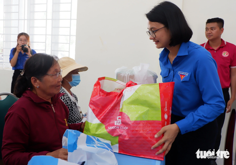 Chiến sĩ tình nguyện TP.HCM tham gia hoạt động 'Uống nước nhớ nguồn' - Ảnh 3. Phó bí thư Thành Đoàn TP.HCM Trần Thu Hà trao quà cho các gia đình chính sách tại huyện Củ Chi (TP.HCM) - Ảnh: K.ANH
