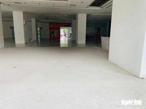 Mặt bằng cho thuê ế, có nên ‘đại hạ giá’? - Ảnh 1. Nhiều sàn thương mại chung cư ở một số quận trung tâm TP Hà Nội vẫn ế, để trống - Ảnh: Q.THẾ