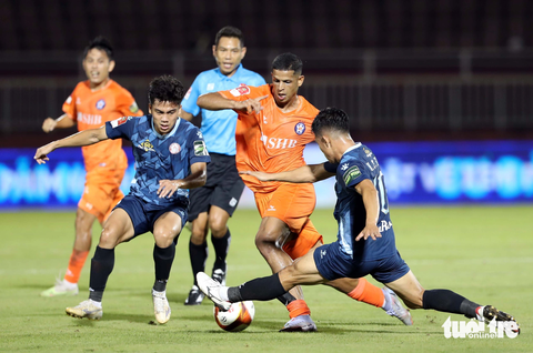 CLB TP.HCM giành chiến thắng quan trọng trong cuộc đua trụ hạng V-League 2023 - Ảnh 1. CLB TP.HCM (áo xanh) đã chơi quyết liệt trước SHB Đà Nẵng để giành 3 điểm - Ảnh: N.K