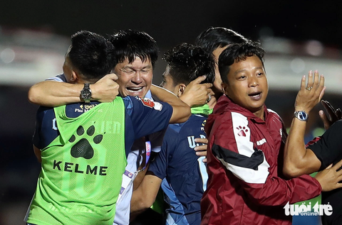 CLB TP.HCM giành chiến thắng quan trọng trong cuộc đua trụ hạng V-League 2023 - Ảnh 5. Niềm vui của HLV Vũ Tiến Thành với các cầu thủ sau trận thắng - Ảnh: N.K
