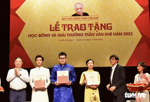 Chàng trai khiếm thị thổi sáo trúc nhận học bổng Trần Văn Khê năm 2023 - Ảnh 3. Ba sinh viên Học viện Âm nhạc quốc gia Việt Nam (thứ hai từ trái) Trịnh Nhật Minh, Nguyễn Đức Thiện và Đỗ Bảo Uyên nhận học bổng Trần Văn Khê - Ảnh: T.T.D.