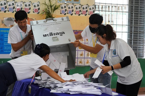 Đảng của ông Hun Sen tuyên bố thắng bầu cử Campuchia, có nơi bầu 100% - Ảnh 1. Kiểm phiếu tại một địa điểm bầu cử ở Phnom Penh, Campuchia, ngày 23-7 - Ảnh: REUTERS
