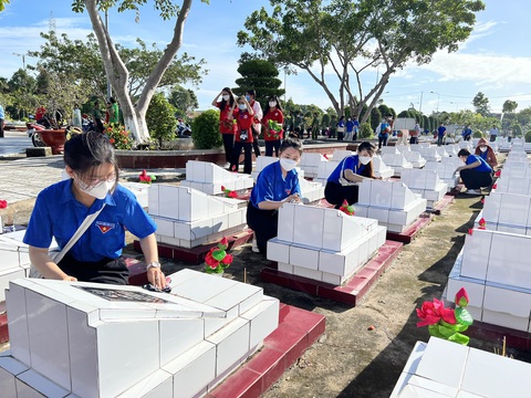 Tuổi trẻ Công an Kiên Giang: Lau chùi và thay hoa mới cho hơn 4.495 mộ phần liệt sĩ - Ảnh 5. Không khí diễn ra nhộn nhịp và trang nghiêm - Ảnh: TRƯƠNG QUỐC