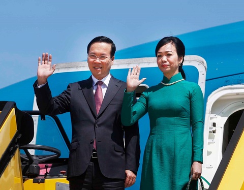 Chủ tịch nước Võ Văn Thưởng và phu nhân đến Vienna, bắt đầu thăm chính thức Áo - Ảnh 1. Chủ tịch nước Võ Văn Thưởng và phu nhân Phan Thị Thanh Tâm vẫy tay chào các quan chức Áo, Việt Nam đón đoàn tại sân bay quốc tế Vienna ngày 23-7 - Ảnh: TTXVN