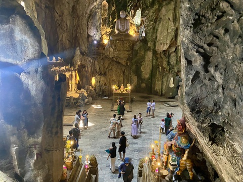 Khách nước ngoài thích thú khi đọc được sử liệu hơn 300 năm ở núi Ngũ Hành Sơn - Ảnh 3. Động Huyền Không được xem là động đẹp nhất danh thắng Ngũ Hành Sơn - Ảnh: TRƯỜNG TRUNG