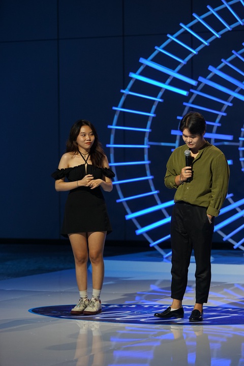 Mỹ Tâm rời khỏi ghế giám khảo, tạo cú twist bất ngờ trong tập 3 Vietnam Idol - Ảnh 1. Mỹ Tâm trao vé bạc cho Quốc Vương lẫn Phương Anh. Cặp đôi được bước tiếp vào vòng Nhà hát