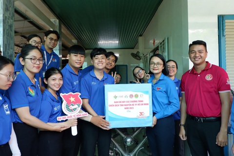 Chiến sĩ tình nguyện TP.HCM tham gia hoạt động 'Uống nước nhớ nguồn' - Ảnh 7. Phó bí thư Thành Đoàn TP.HCM Trần Thu Hà (thứ hai từ phải qua) tặng quà chiến sĩ tình nguyện Mùa hè xanh tại huyện Củ Chi (TP.HCM) - Ảnh: K.ANH