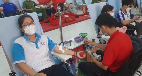 Hết khối tiểu cầu, bệnh nhân phải chuyển lên tuyến trên - Ảnh 2. Người hiến máu thì không thiếu, nhưng thiếu dụng cụ, hóa chất xét nghiệm - Ảnh: T.LŨY