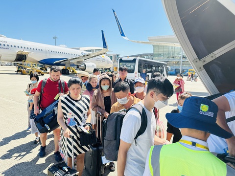 Nguyên nhân giá vé máy bay giảm mạnh được cho là do lượng khách du lịch trong dịp hè không như kỳ vọng. Sức mua thấp khiến các hãng phải hạ giá để kích cầu - Ảnh: CÔNG TRUNG Nguyên nhân giá vé máy bay giảm mạnh được cho là do lượng khách du lịch trong dịp hè không như kỳ vọng. Sức mua thấp khiến các hãng phải hạ giá để kích cầu - Ảnh: CÔNG TRUNG