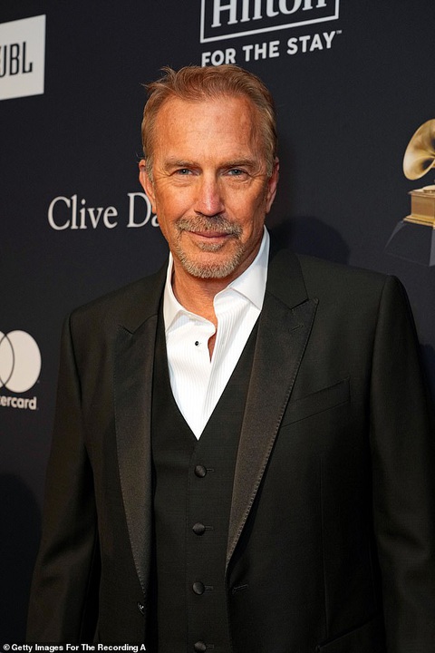 Tài tử Robin Hood - Kevin Costner bị chê bủn xỉn khi tranh giành xoong nồi với vợ cũ - Ảnh 3. Tài tử Robin Hood cảm thấy cay đắng khi bị vợ chủ động đòi ly dị