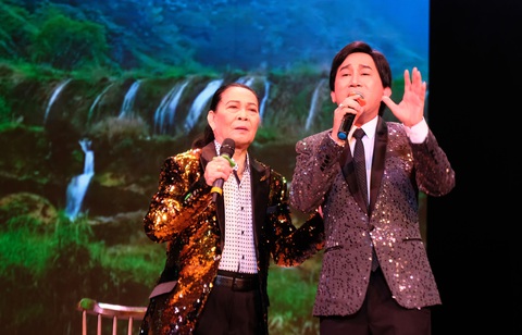 Danh ca Minh Cảnh song ca bài Võ Đông Sơ cùng nghệ sĩ Kim Tử Long tối 15-7 tại Nhà hát Bến Thành - Ảnh: LINH ĐOAN Danh ca Minh Cảnh song ca bài Võ Đông Sơ cùng nghệ sĩ Kim Tử Long tối 15-7 tại Nhà hát Bến Thành - Ảnh: LINH ĐOAN